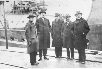 2207 Delfzijl (haven) : Havencommissie poseert met enkele leden van Gedeputeerde Staten, 1933-1937