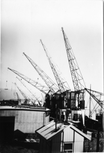 2216 Delfzijl (haven) : wipkranen in bedrijf op de kade, 1937