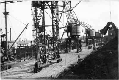 2219 Delfzijl (haven) : Div kranen in bedrijf op het kadevak bij het open opslagterrein ..., 1937