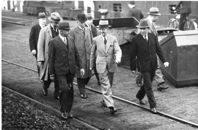 2224 Delfzijl (haven) : Groep mannen loopt op kade bij een bezoek van de minister van Verkeer en ..., 1937-09-01