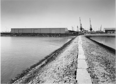 2316 Handelskade West : oude westelijke havenhoofd : met loods BV Veem- en Factorsbedrijf / Douma, M.A., 1983-06-20