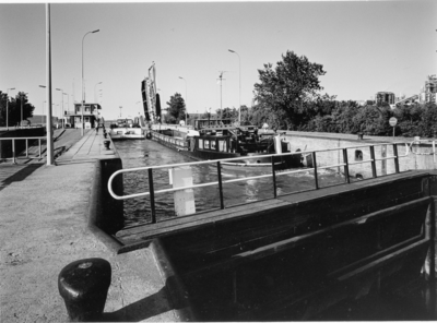 2319 Zeesluis : schepen w.o. ms. Hermanna worden geschut / Douma, M.A., 1983-06-20
