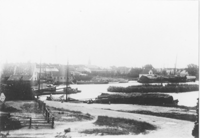 2343 Delfzijl : Damsterdiep met de Fivelingosluizen en de scheepswerf Phoenix , 1896