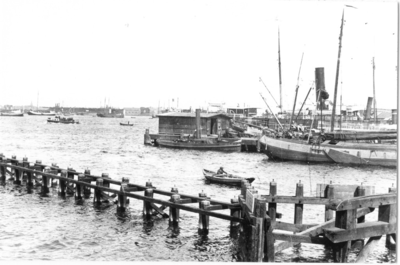 2395 Delfzijl (haven) : Haven, gezien vanuit het oosten, 1920-1935