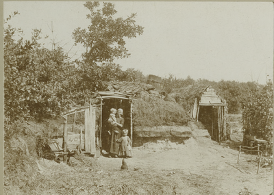 2697 Hollandscheveld : moeder met twee kinderen poseert voor hut familie Geerts / Amerika, J., 1904-1905
