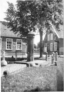 2711 Duitsland : Een kaak of schandpaal staat op een dorpsplein, 1925-1935