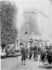 3010 Eenrum : mensen poseren tijdens het plaatsen van de as op de Lutjemolen [Lutje Meuln], 1902-1903