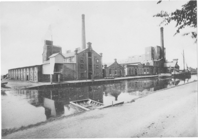3821 Foxhol : Aardappelmeelfabriek Wilhelmina aan het Winschoterdiep, 1915-1930