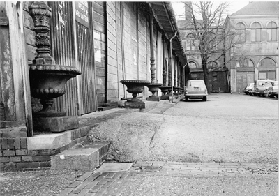 4568 Groningen : achterzijde van De Harmonie met parkeerterrein van de R.U.G. / Douma, M.A., 1973