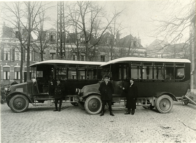 4597 Blekerstraat : bussen busdienst Ezinge-Oldehove-Aduard-Groningen v.v. : met directeur O ..., 1920-1927