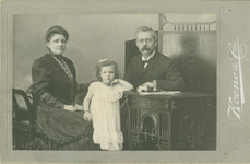 23 Mogelijk Mr. J.A. Nanninga met vrouw en dochter / Koene & Co., zj