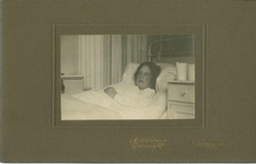 63 Portret van een zieke jonge vrouw in bed / Warburg, A., zj
