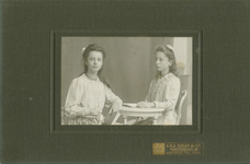74 Portret van twee onbekende jonge vrouwen / Susan & Co., A.M.A., Den Haag, zj