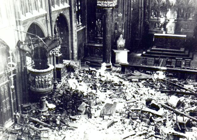 173.113a Interieur kerk na de beschadiging