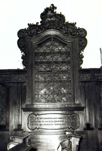 173.912b Kapel interieur:Kast met beenderen van de martelaren in 1572