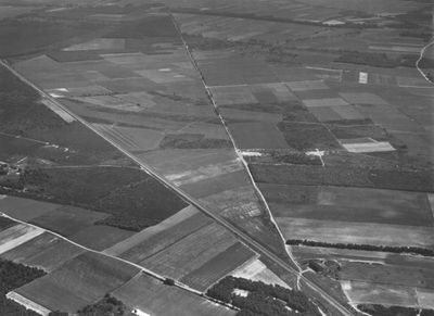 150.201 Luchtfoto van het zuidoosten van Roermond met de spoorlijn Roermond-Monchen Gladbach,thans industrieterrein ...