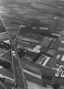 150.202 Luchtfoto van het zuidoosten van Roermond met de spoorlijn Roermond-Monchen Gladbach,thans industrieterrein ...