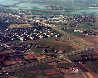 150.230 Luchtfoto van Tegelarijveld-Leeuwen en industrieterrein Mijnheerkens