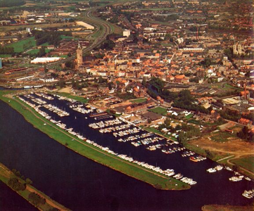 150.250 Luchtfoto van het watersportcentrum Nautilus en binnenstad