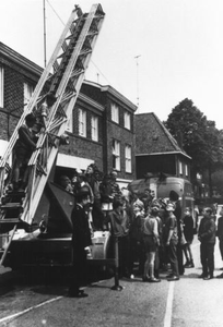 13A18b 22 mei 1964. Schooljeugd bezoekt de brandweer in de Lommerstraat