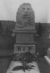 16F71a Graf met beeldhouwwerk van Petrus Hubertus Smeets geb. 02-02-1865 overleden 13-06-1947