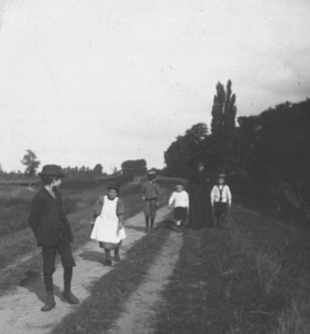 1860.B1c wandelende kinderen
