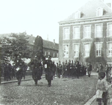 1860.D1c Soldaten trekken door de stad