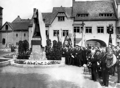 1930.A6 Onthulling standbeeld dr. Cuypers door prins Hendrik