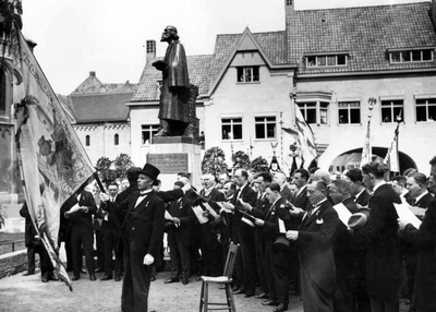 1930.A9 Onthulling standbeeld dr. Cuypers door prins Hendrik