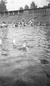 1930.E1a Zwembad in de Maas