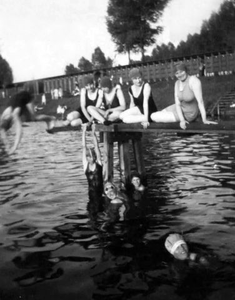 1930.E1b Zwembad in de Maas