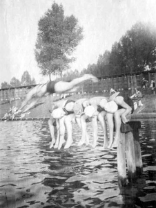 1930.E1c Zwembad in de Maas