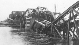 1940.C23b Verwoeste Spoorbrug Leeuwen - Buggenum