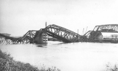 1940.C23c Verwoeste Spoorbrug Leeuwen - Buggenum