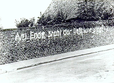 1945.A10a Duits opschrift op stenen muur