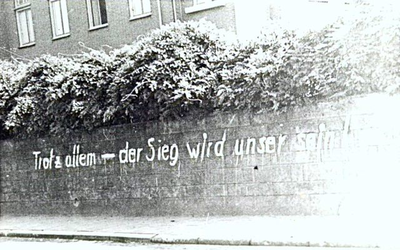 1945.A10b Duits opschrift op stenen muur