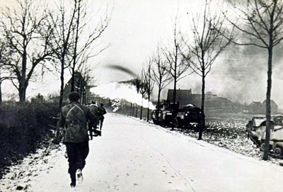 1945.A1b Geallieerde opmars met vlammenwerper