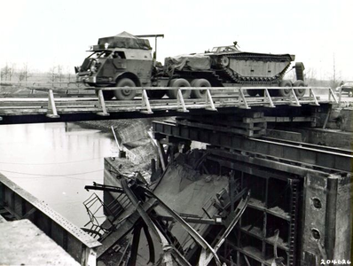 1945.A6 Geallieerd transport pantservoertuig over sluis