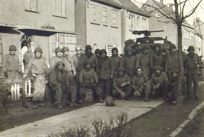 1945.A7 Groepsfoto geallieerde soldaten, Wilhelminalaan Maasniel