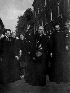 1945.C1c 24 april, terugkeer bisschop Lemmens