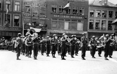 1945.D7b Viering van het bevrijdingsfeest op 6 juni