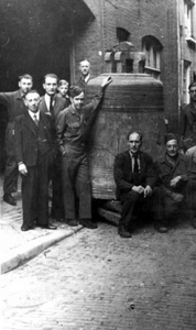 1945.E1b 14 juni, klok van de kathedraal teruggevonden en opgeborgen in het K.O.F.A. magazijn