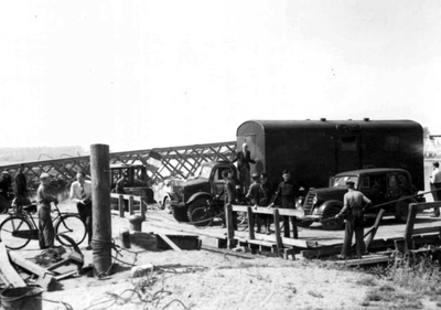 1945.F1b 15/20 juli, herstel Maasbrug door de Amerikanen en noodpontje