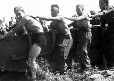1945.F2b 15/20 juli, herstel Maasbrug door de Amerikanen en noodpontje