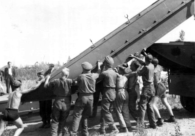 1945.F3b 15/20 juli, herstel Maasbrug door de Amerikanen en noodpontje
