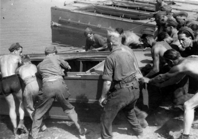 1945.F4b 15/20 juli, herstel Maasbrug door de Amerikanen en noodpontje