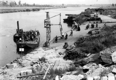 1945.F5a 15/20 juli, herstel Maasbrug door de Amerikanen en noodpontje