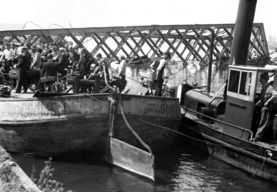 1945.F6b 15/20 juli, herstel Maasbrug door de Amerikanen en noodpontje