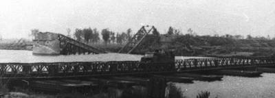 1945.F7a 15/20 juli, herstel Maasbrug door de Amerikanen en noodpontje