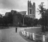 1945.F8a Rattetoren met verwoeste kathedraal